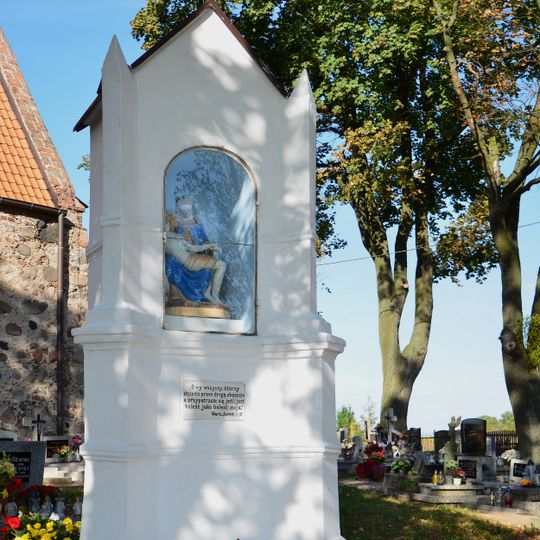 Kapliczka na cmentarzu przykościelnym w Cielętach