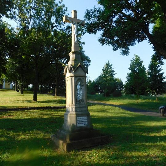 Kříž u domu č. 177 na Lutrštéku