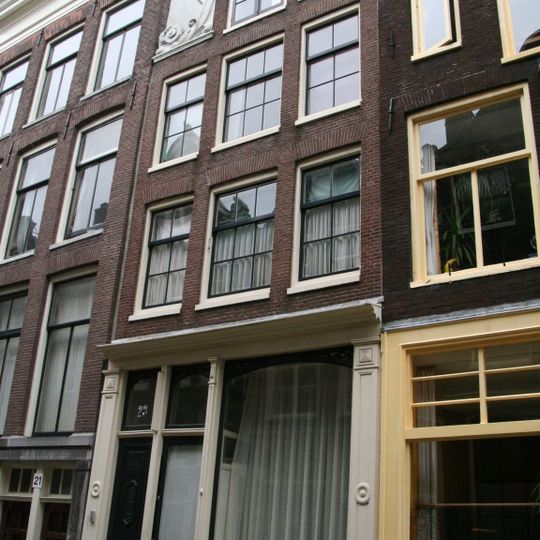 Pand met halsgevel met palmet in de afdekking