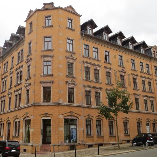 Mietshaus in geschlossener Bebauung in Ecklage Schloßplatz 13