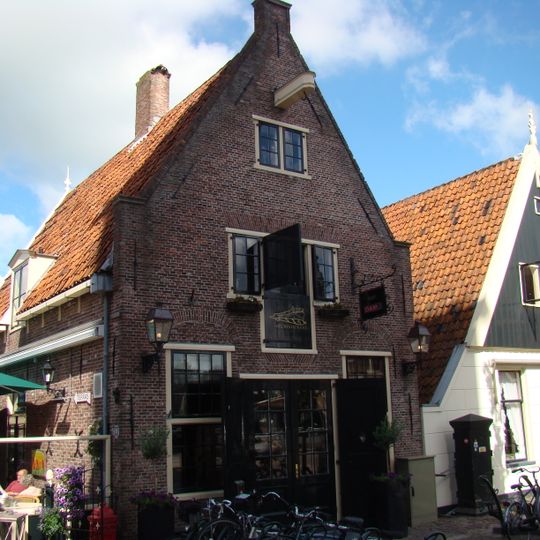 Huis, belangrijk vanwege ligging t.o. kerk