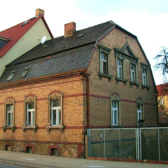 Wohnhaus, nach links in geschlossener Bebauung Heinrich-Heine-Straße 16