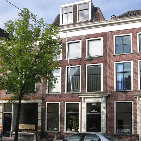 Eenvoudige lijstgevel voor een pand van drie assen en twee verdiepingen