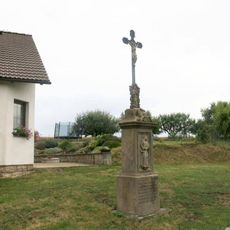 Kříž v zahradě domu 62 v Holíně