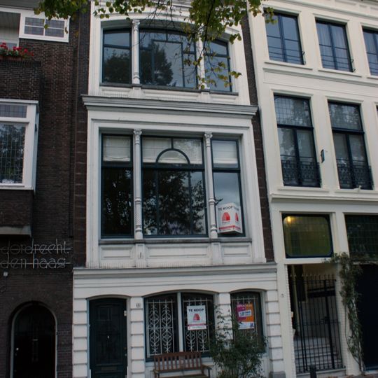 Pand met gepleisterde lijstgevel met rijk stucwerk opgesmukt