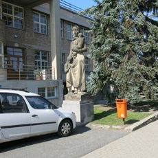 Socha u Centra pro zdravotně postižené v Mladé Boleslavi