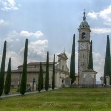 Complesso della chiesa parrocchiale di Sant'Abbondio con ossario e Via Crucis