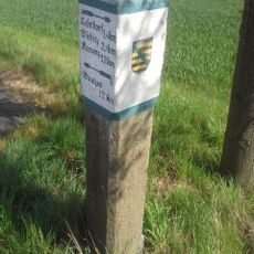 Wegestein (an der S 100 kurz vor dem Ortseingang Paßditz aus östlicher Richtung)