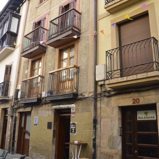 Atzeko kalea 22 etxea