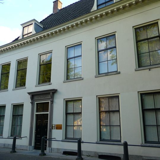 Pand met lijstgevel, 6 ramen breed