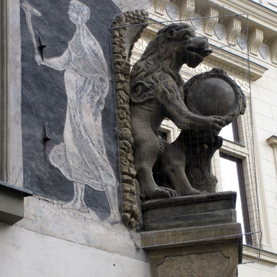 Socha lva na rohu domu Staroměstské náměstí 3/2