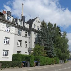 Mietshaus in halboffener Bebauung (bauliche Einheit mit Nr. 6 und 8), mit Vorgarten Zöblitzer Straße 4