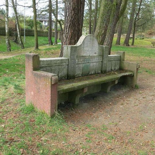 Kamenná lavice v parku v Lesní ulici ve Skalné