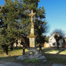 Kříž ve Zvoli u hlavní silnice