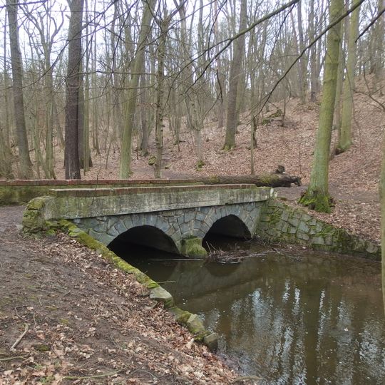 Most přes Sychrovský potok v Dobříšském parku