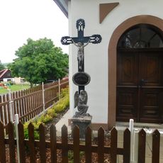 Kříž u kaple svatého Antonína v Lipničce