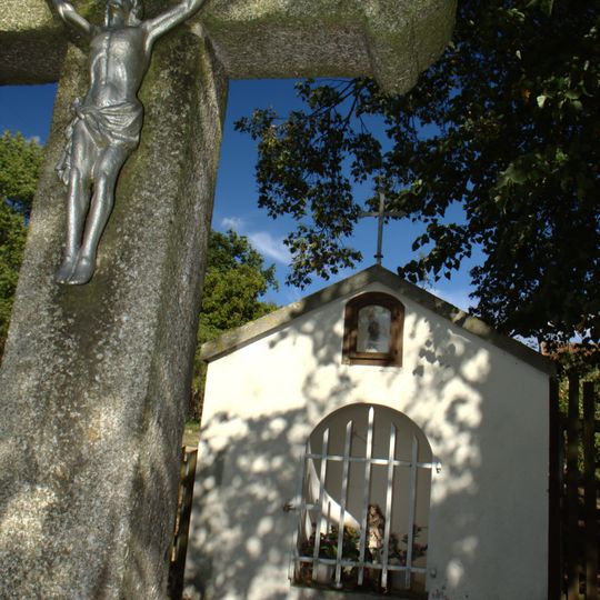 Kříž u kapličky západně od Kamenné Lhoty