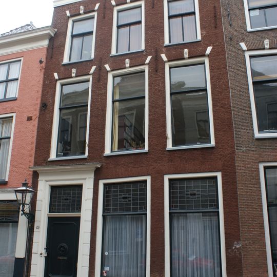 Pand met lijstgevel, zes vensters gedekt door strekken met maskersluitsteen