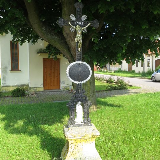 Kříž u kaple sv. Václava v Chotěbudicích
