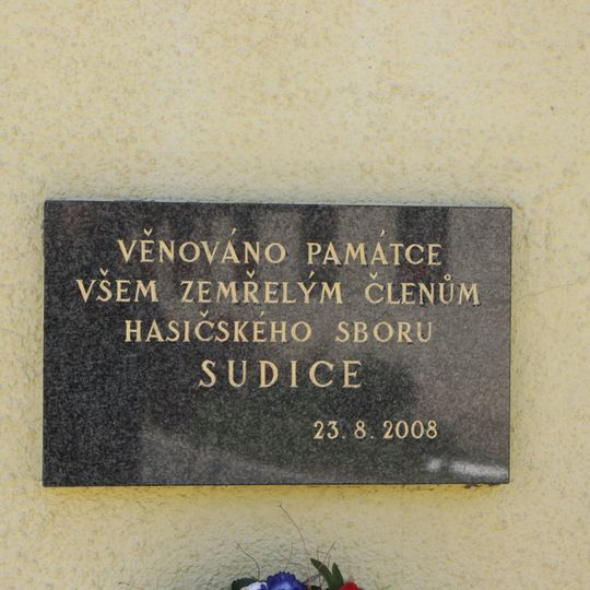 Pamětní deska hasičům v Sudicích