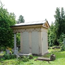 Cintorín sv. Rozálie, hrobka s reliéfmi