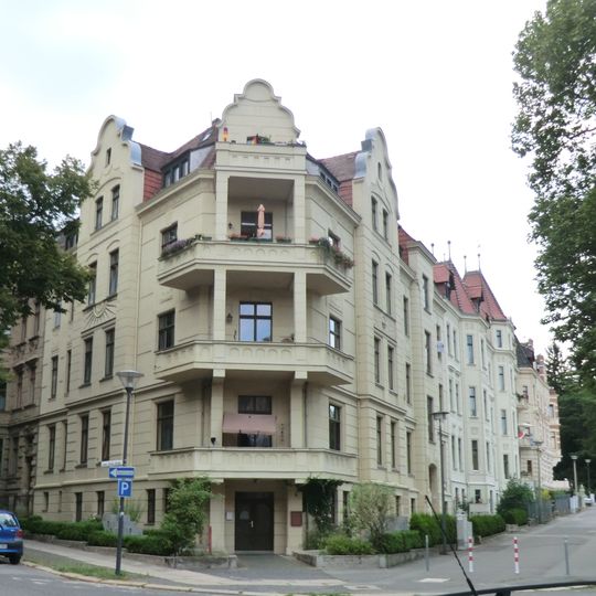 Wohnhaus in geschlossener Bebauung, Eckhaus, mit Vorgarten Parkstraße 1