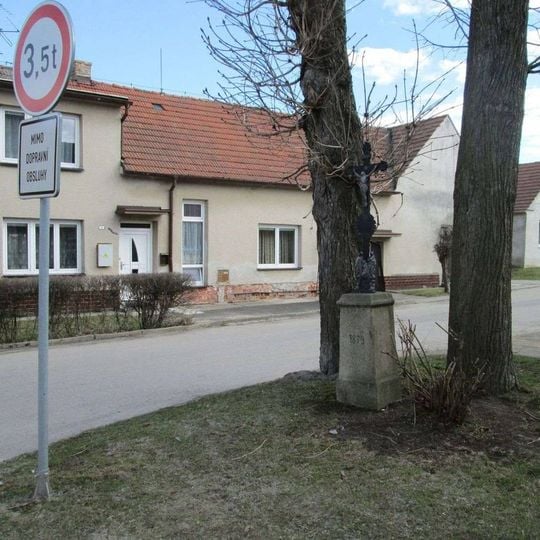 Kříž v Dolním Bukovsku u křižovatky