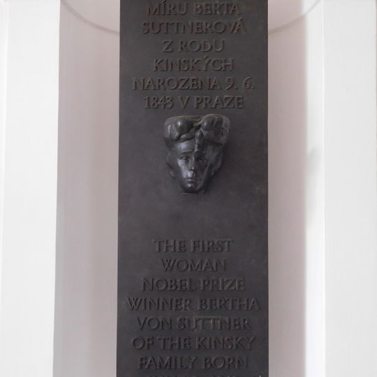 Pamětní deska Berty Suttnerové v průchodu paláce Kinských v Praze