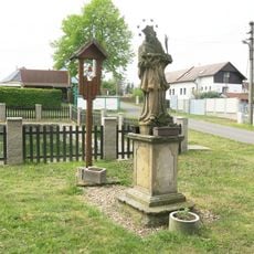 Socha svatého Jana Nepomuckého na návsi ve Vadkovicích