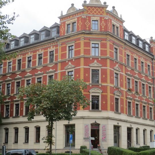 Mietshaus in Ecklage mit Vorgarten Tannenstraße 1