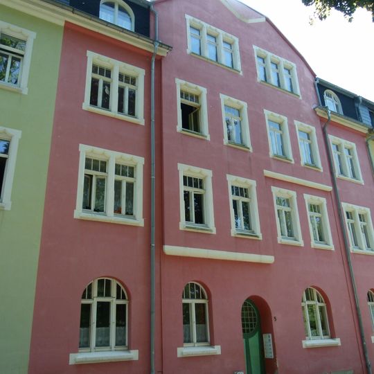 Mietshaus in geschlossener Bebauung Am Schillerplatz 5