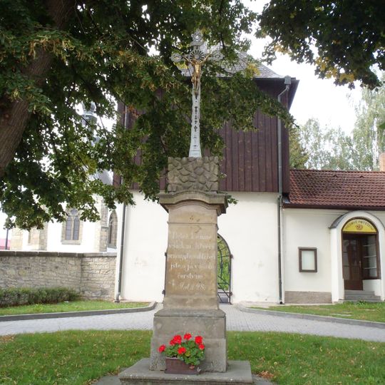 Kříž u kostela v Dolním Újezdě
