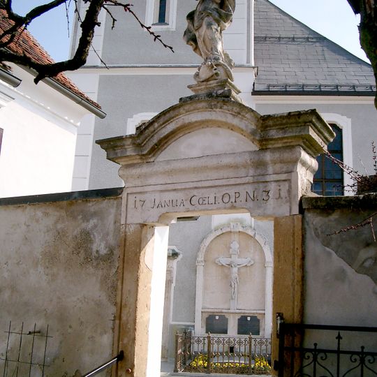 Friedhofsportal mit Immaculatastatue