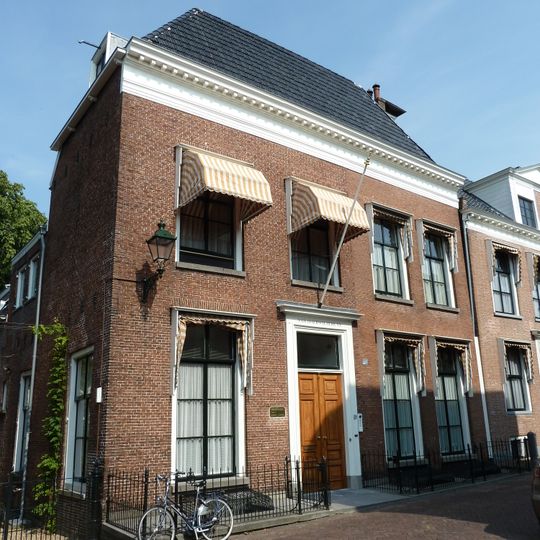 Woonhuis van vier traveeën met geblokte kroonlijst