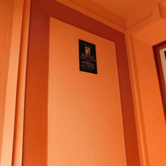 Pamětní deska obětem 2. světové války ve vchodu domu V Háji 1243/35 v Holešovicích