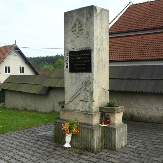 Pomník obětem 2. světové války u kostela svatého Jiljí v Dolních Borech