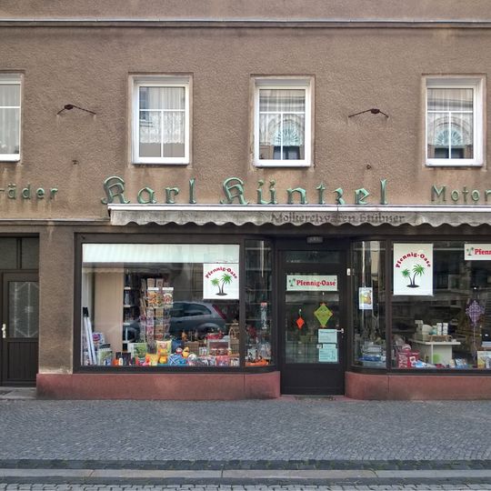 Wohnhaus, mit Schriftzug Bahnhofstraße 22