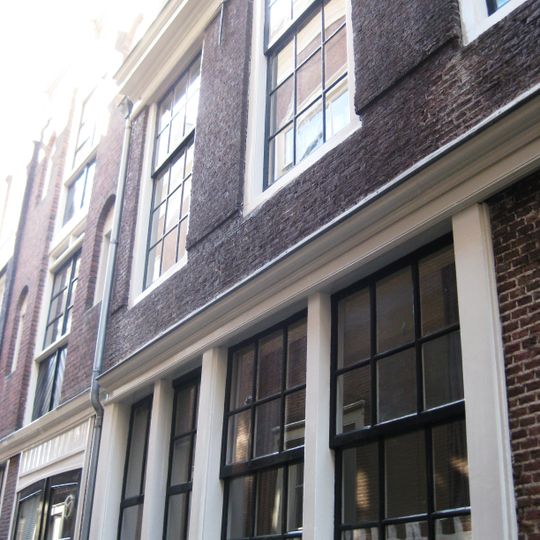 Over een gang overgebouwd dwarshuis