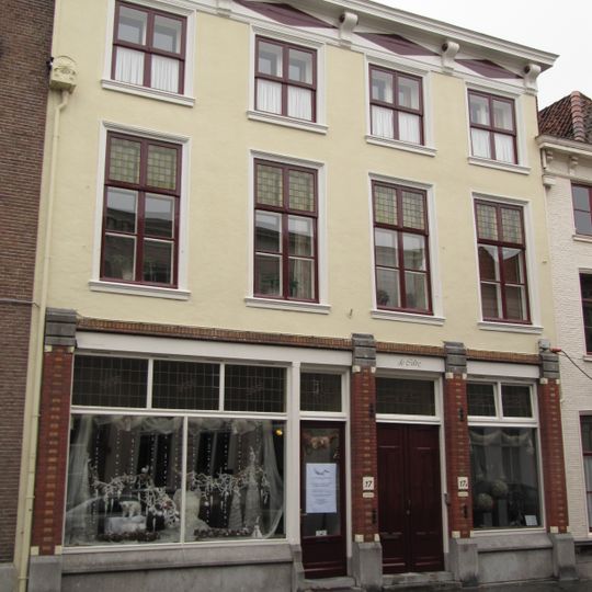 Huis met witgepleisterde lijstgevel en kroonlijst op voluutvormige consoles