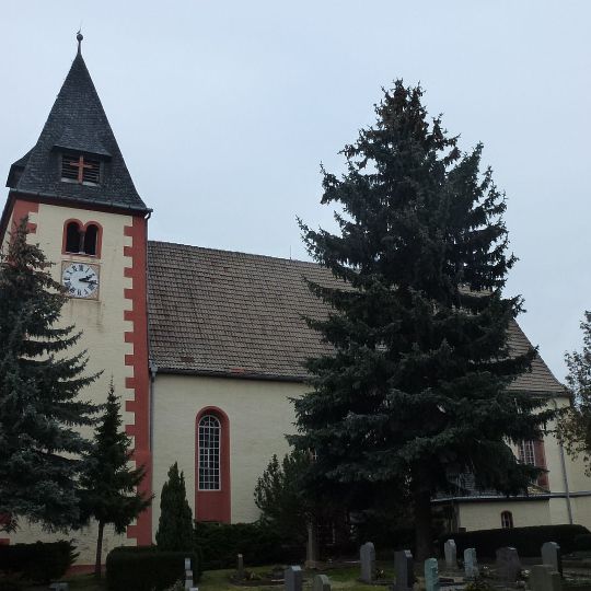 Kirche , Kirchhof mit Einfriedung, zwei alten Grabmalen, Kriegerdenkmal für die Gefallenen des 1. Weltkrieges sowie Denkmal für drei im 1. Weltkrieg gefallene Pfarrers-Söhne Alte Schulstraße -