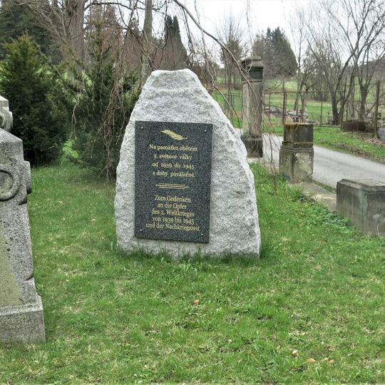 Pomník obětem 2. světové války u kostela v Lipové
