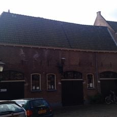 Pakhuisje onder zadeldak achter doorlopend tot het muurhuis