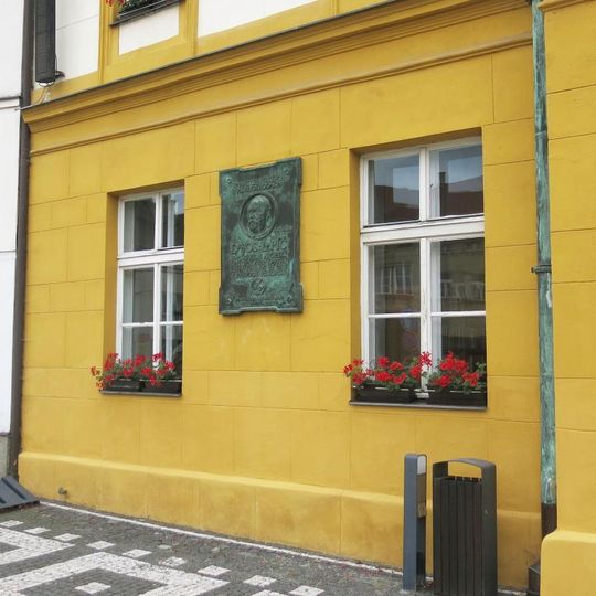 Pamětní deska Josefa Ladislava Píče na budově radnice ve Mšeně