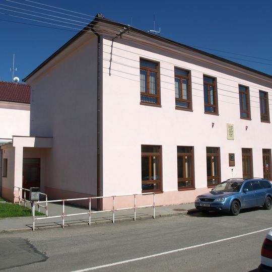 Pamětní desky obětem 2. světové války na škole v Křenovicích