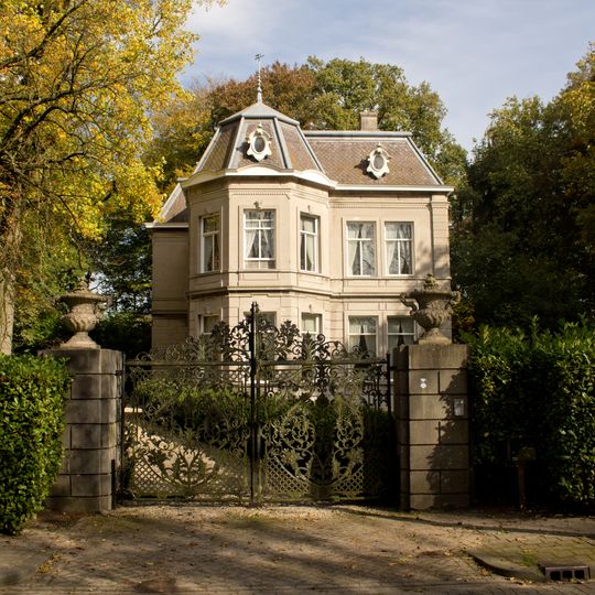 Villa/koetshuis