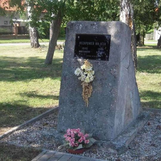 Památník na návsi vedle pomníku padlých v Lipníku