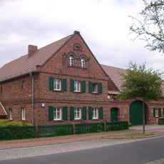Bauernhaus, zwei Seitengebäude und Scheune und eines Vierseithofes Am Anger 2 (Bergen)