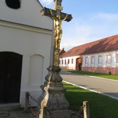 Kříž u kaple v Lovčovicích