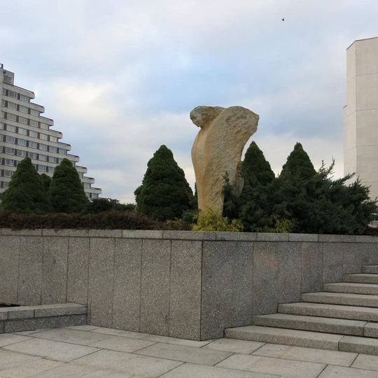 Kamenná plastika Múza před divadlem v Mostě