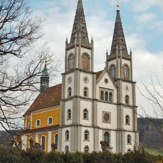 Katholische Pfarrkirche Mariä Himmelfahrt und Kirchhof Kirchberg